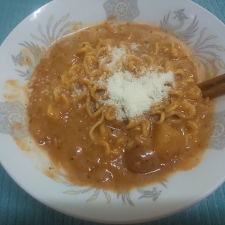 クリームシチューで♪ケチャップバジルラーメン